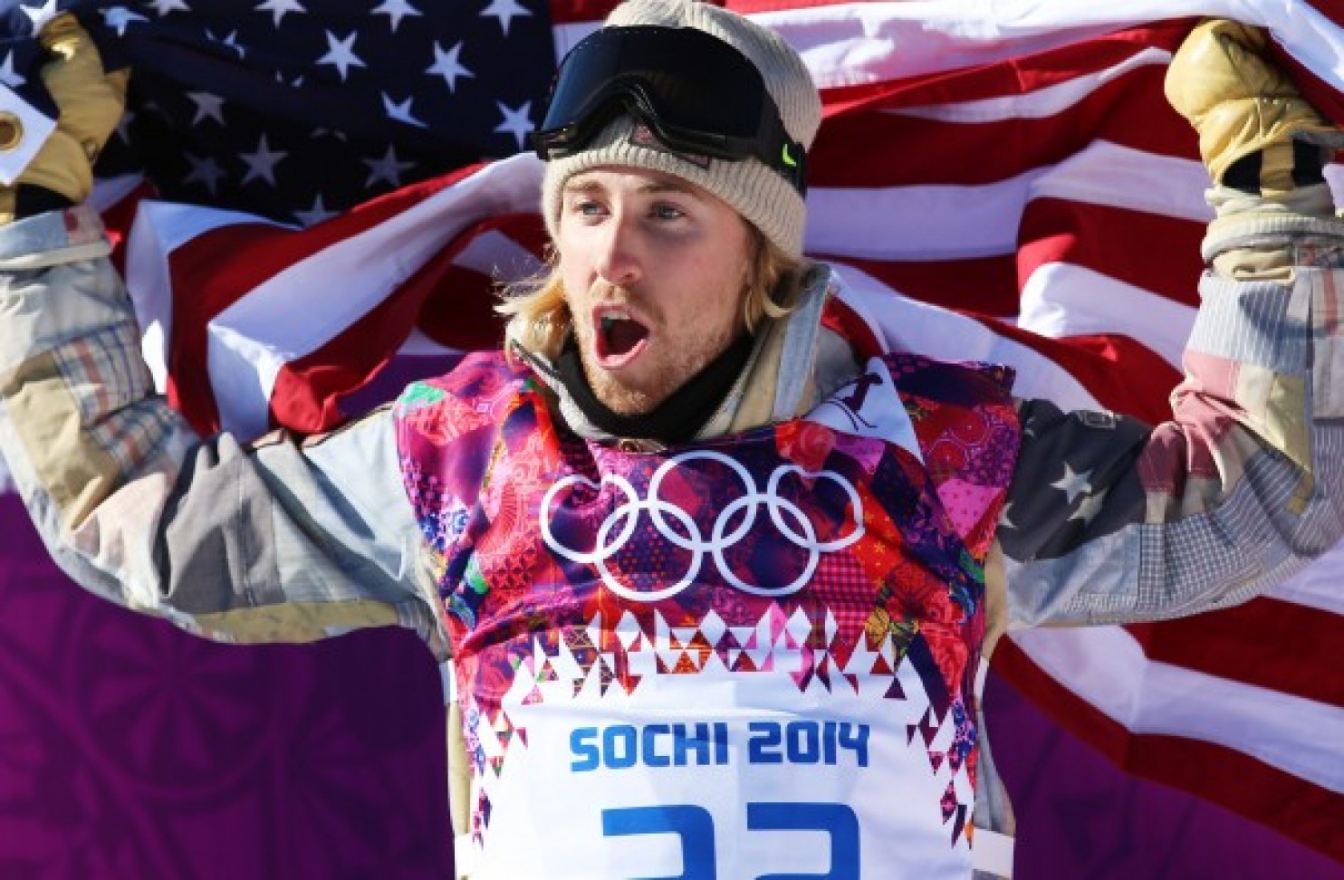 epa04061135 Sage Kotsenburg of the USA celebrates after winning the men's Snowboard Slopestyle final at Rosa Khutor Extreme Park at the Sochi 2014 Olympic Games, Krasnaya Polyana, Russia, 08 February February 2014. EPA/JENS BUETTNER